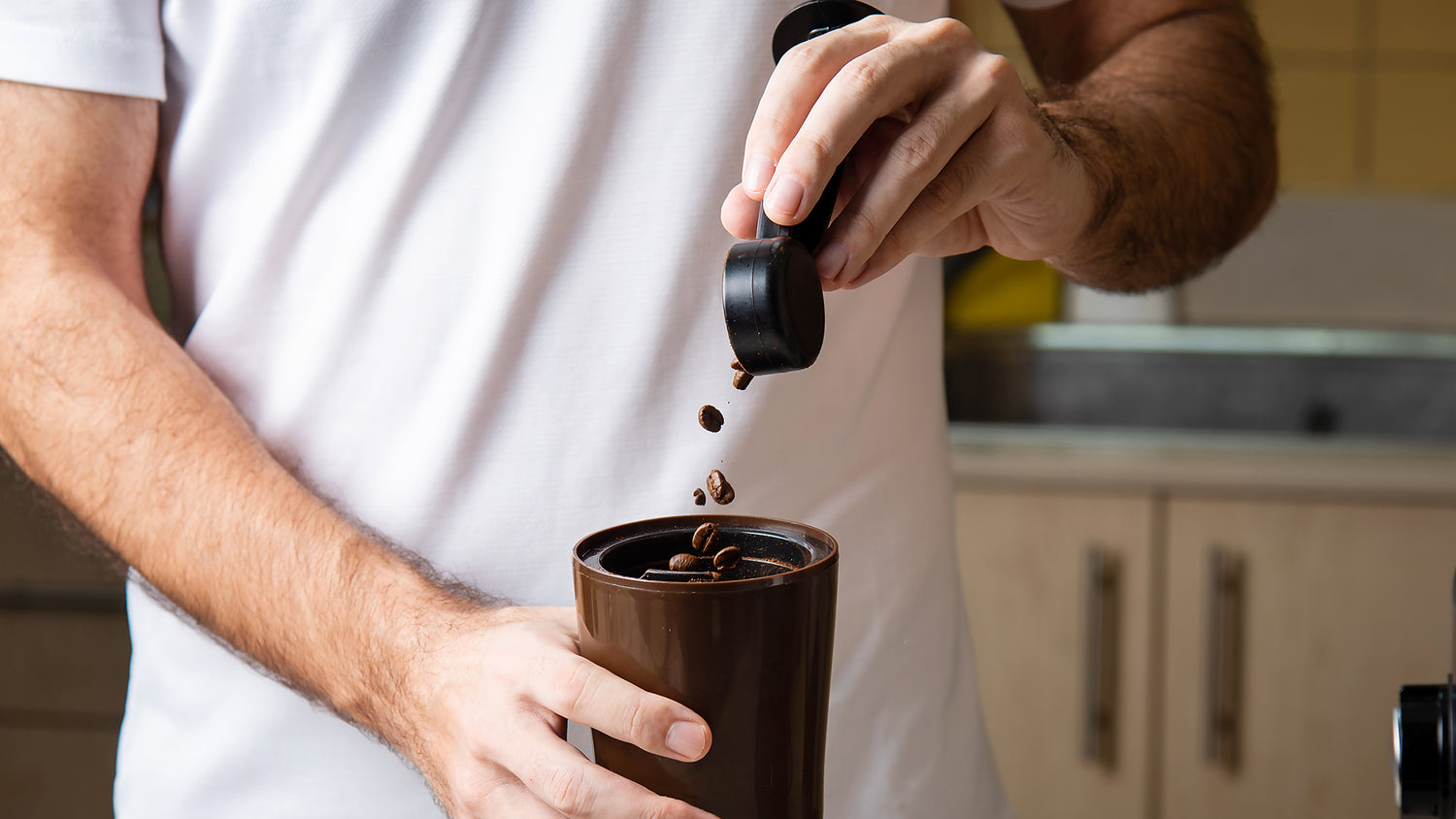 Kaffeebohnen in der Handmühle für das Cupping mahlen