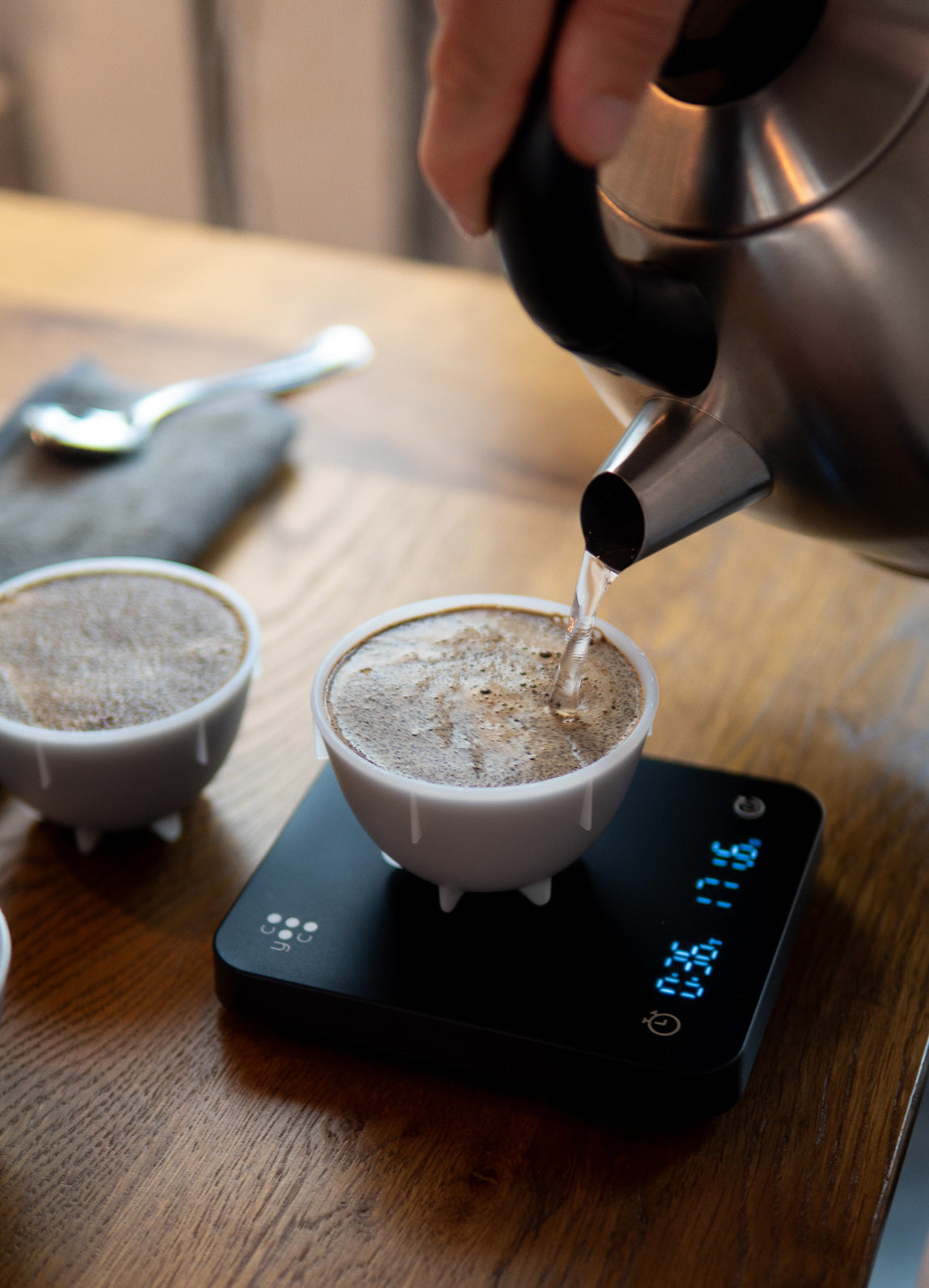 Aufgeißen von heißem Wasser in die Kaffee Cupping Tasse