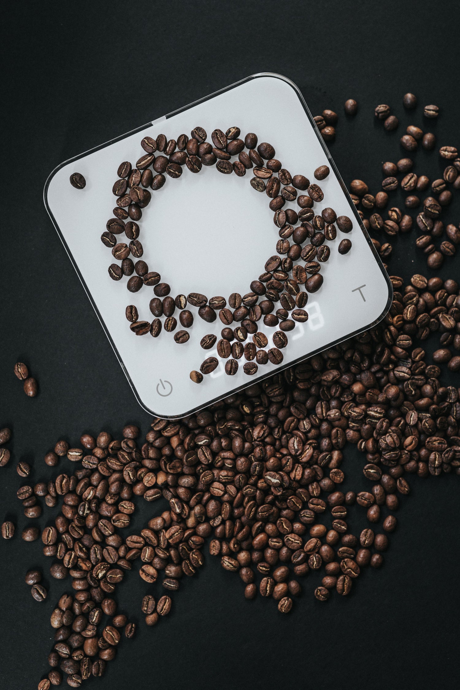 Acaia Waage mit Kaffeebohnen