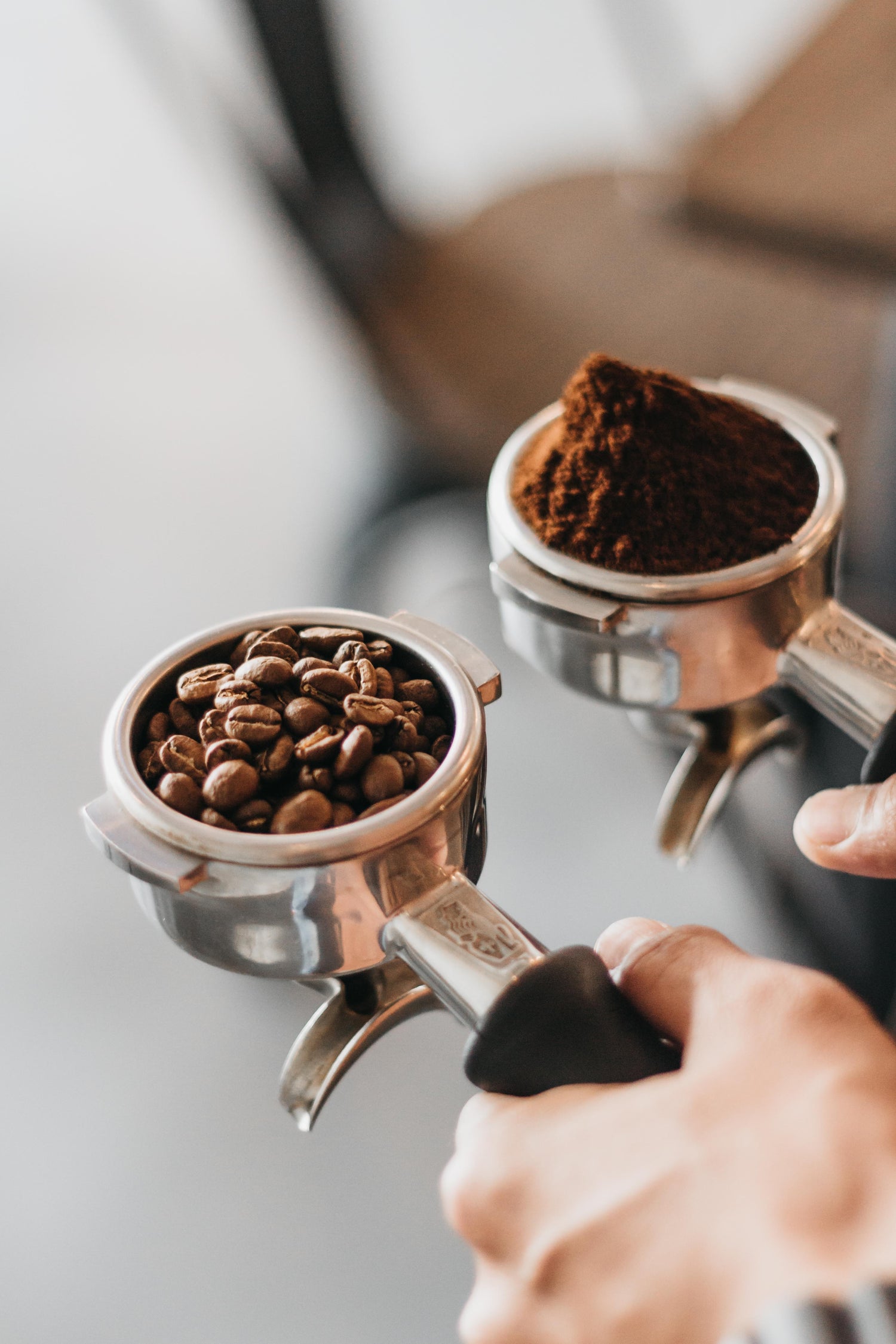 Kaffeebohnen und gemahlener Kaffee