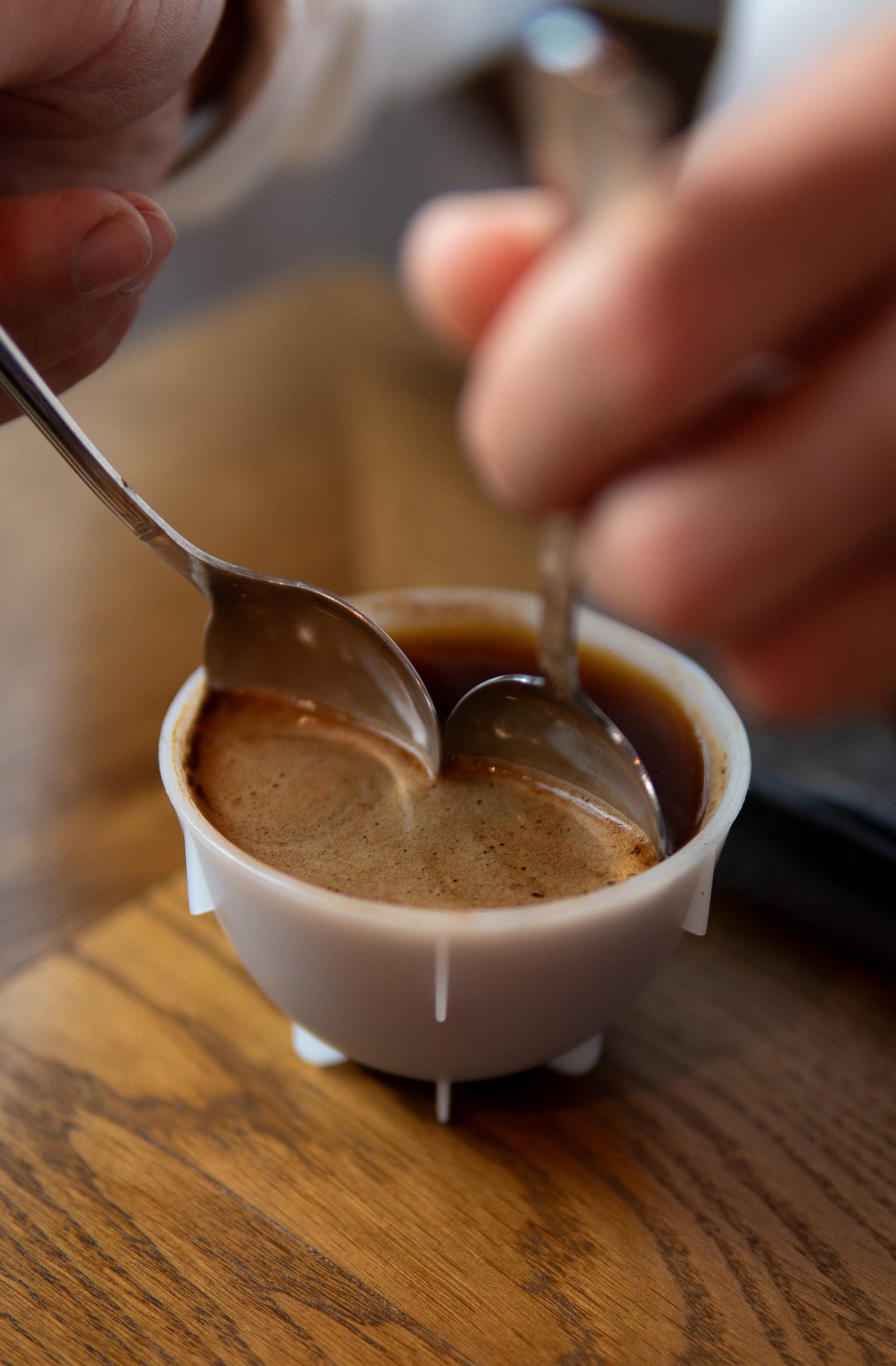 Kruste im Prozess des Kaffee Cupping