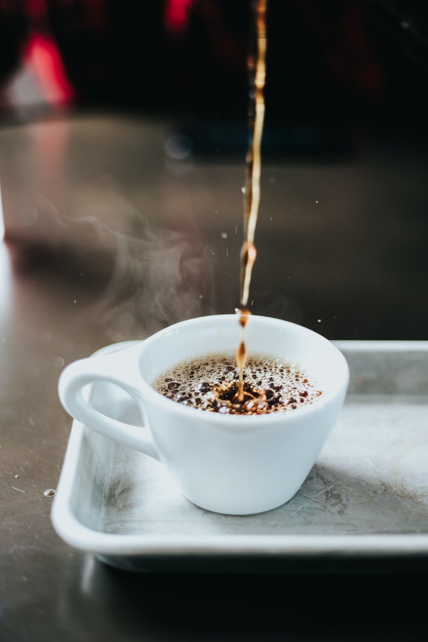 Kaffee wird in Tasse eingeschenkt
